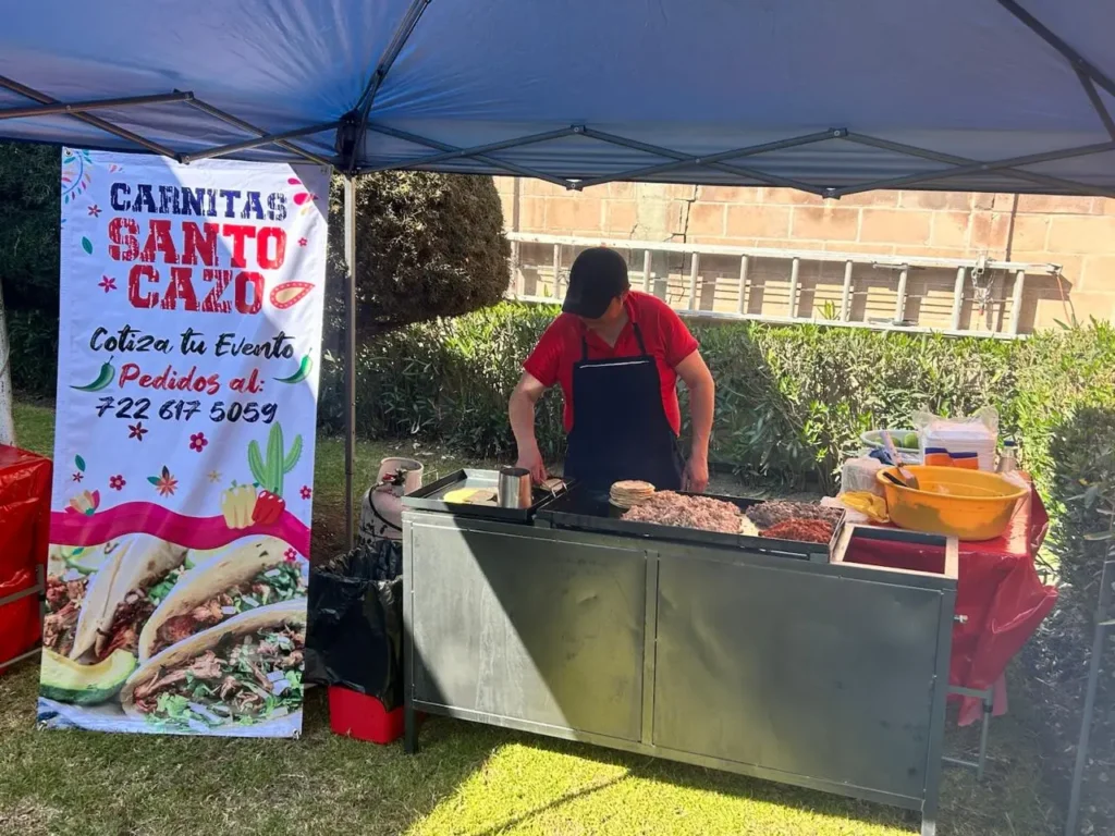Taquero de Carnitas Santo Cazo en un evento a domicilio en Toluca, con carpa y lona de la marca