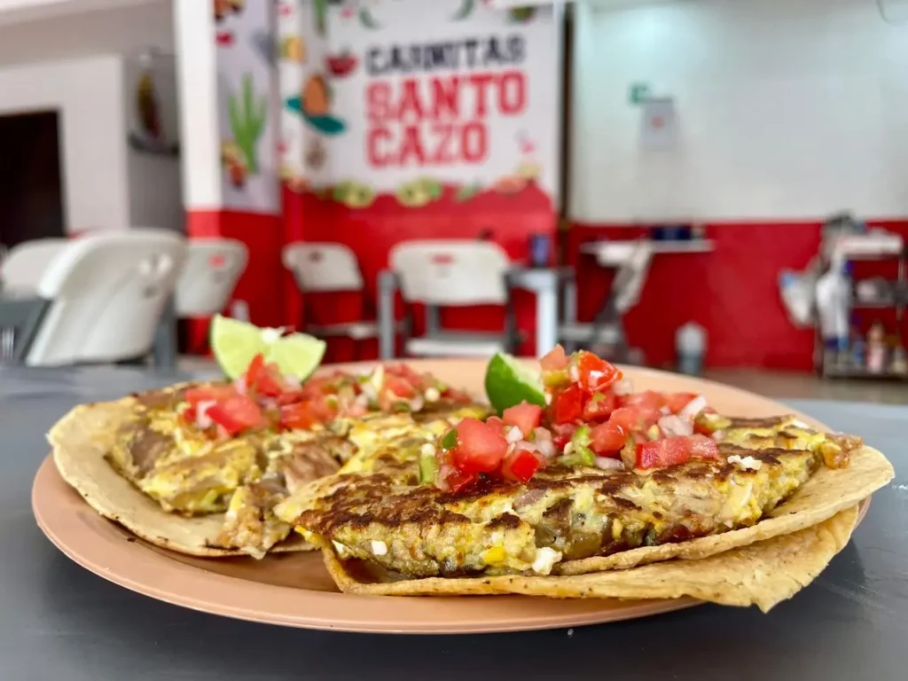 Tacos revolcados con carnitas, huevo y pico de gallo — Carnitas Santo Cazo, Toluca