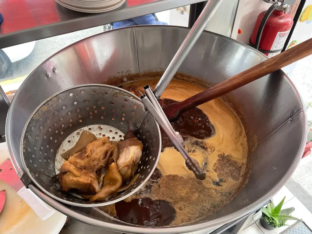 Cazo con carnitas recién hechas de Santo Cazo para taquizas y eventos