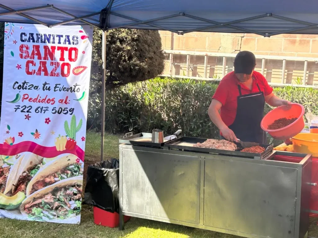 Taquero de Carnitas Santo Cazo sirviendo una taquiza en un evento en Toluca