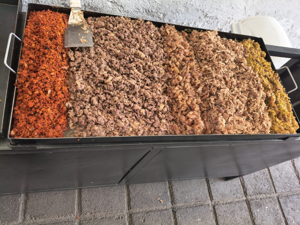 Variedad de carnitas y guisos para taquiza de Santo Cazo